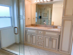 Douche, baignoire à jets, sèche-cheveux, serviettes fournies