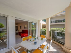Outdoor dining - Nice apartment for 6 guests with pool, WIFI, TV and terrace (Antibes)
