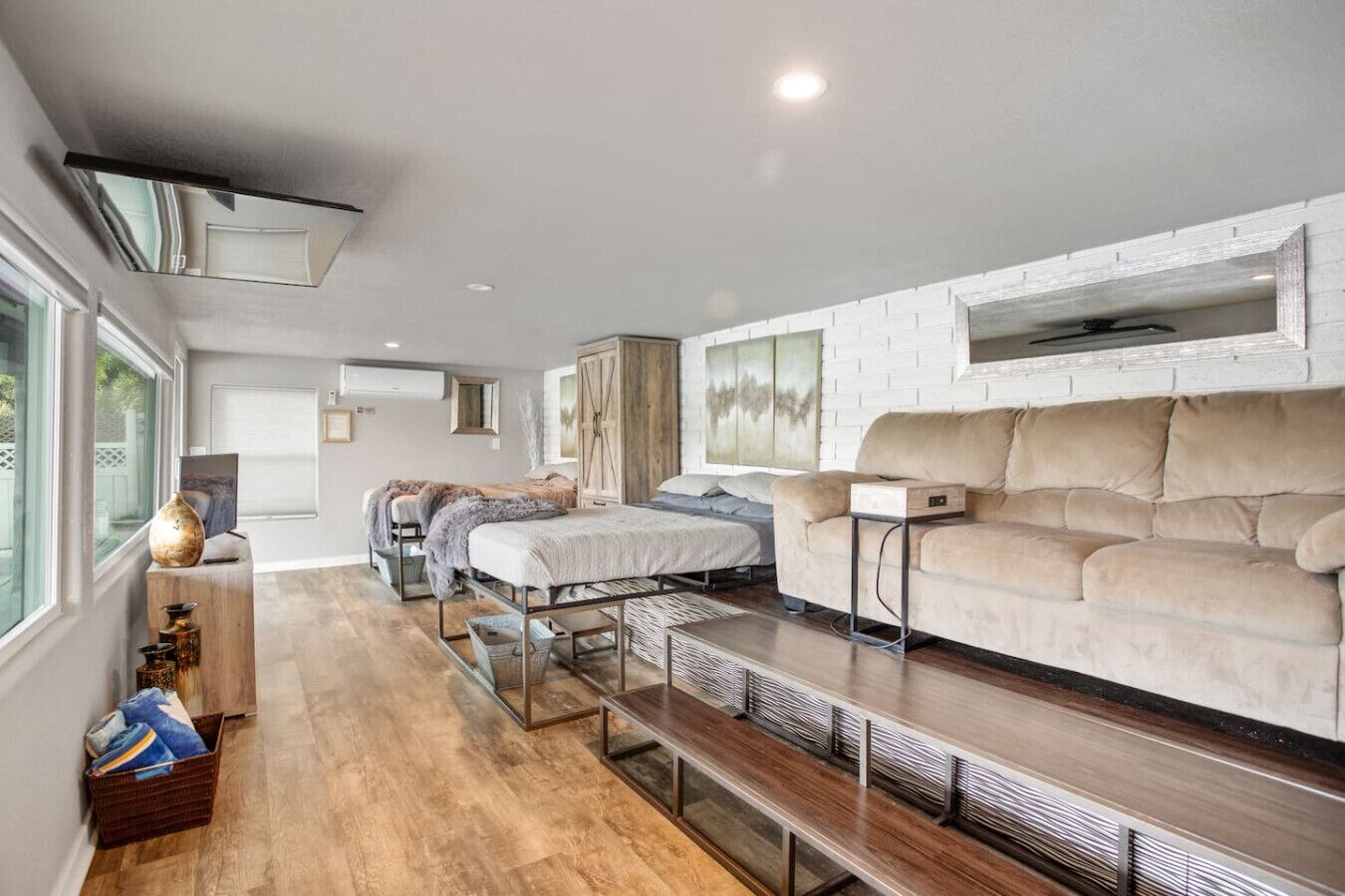 Um interior moderno com um sofá, uma cama e uma mesa de jantar.