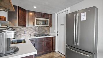 Coffee/tea maker, fridge, microwave, stovetop