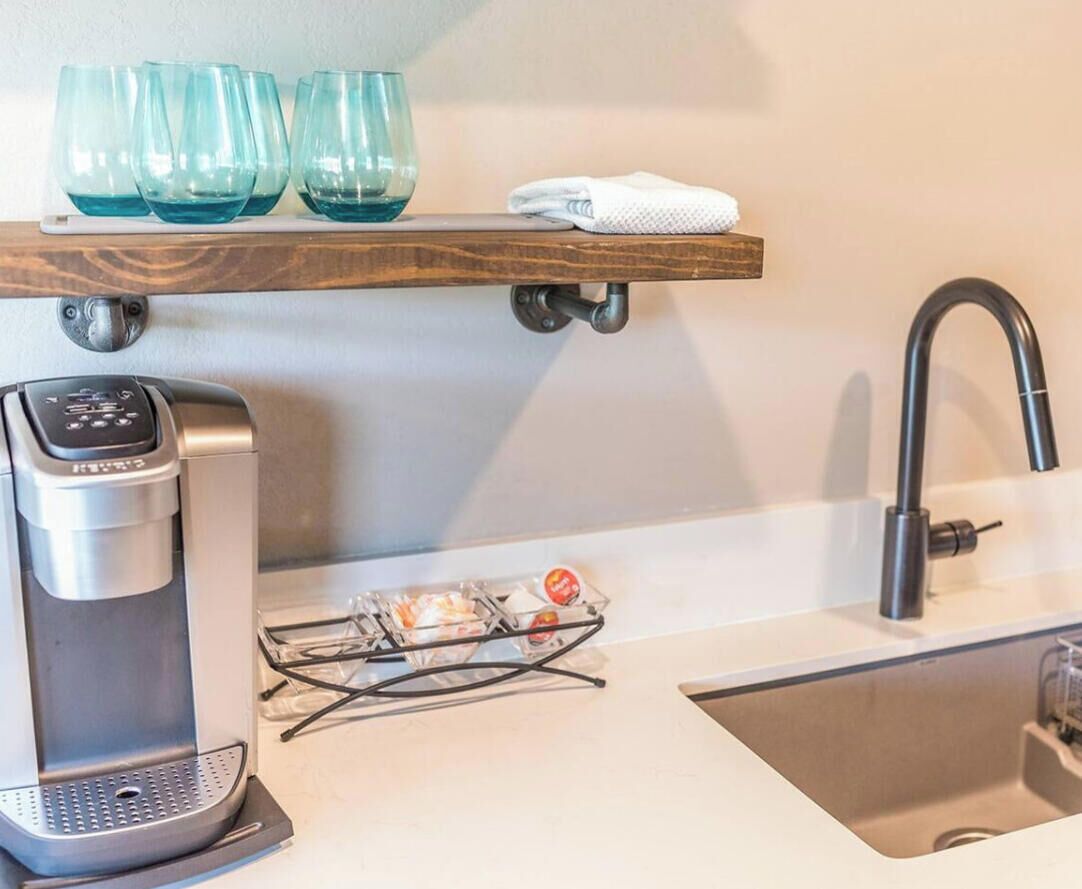 Cafetera y tetera, refrigerador, microondas y parrilla de estufa 