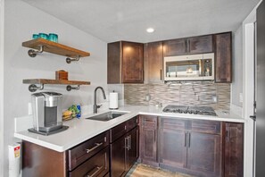 Refrigerador, microondas, parrilla de estufa y cafetera y tetera 