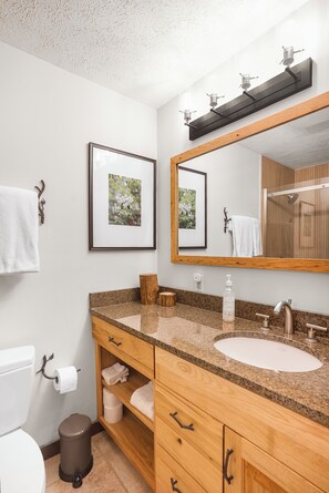 Duschwanne, Haartrockner, Handtücher, Seife