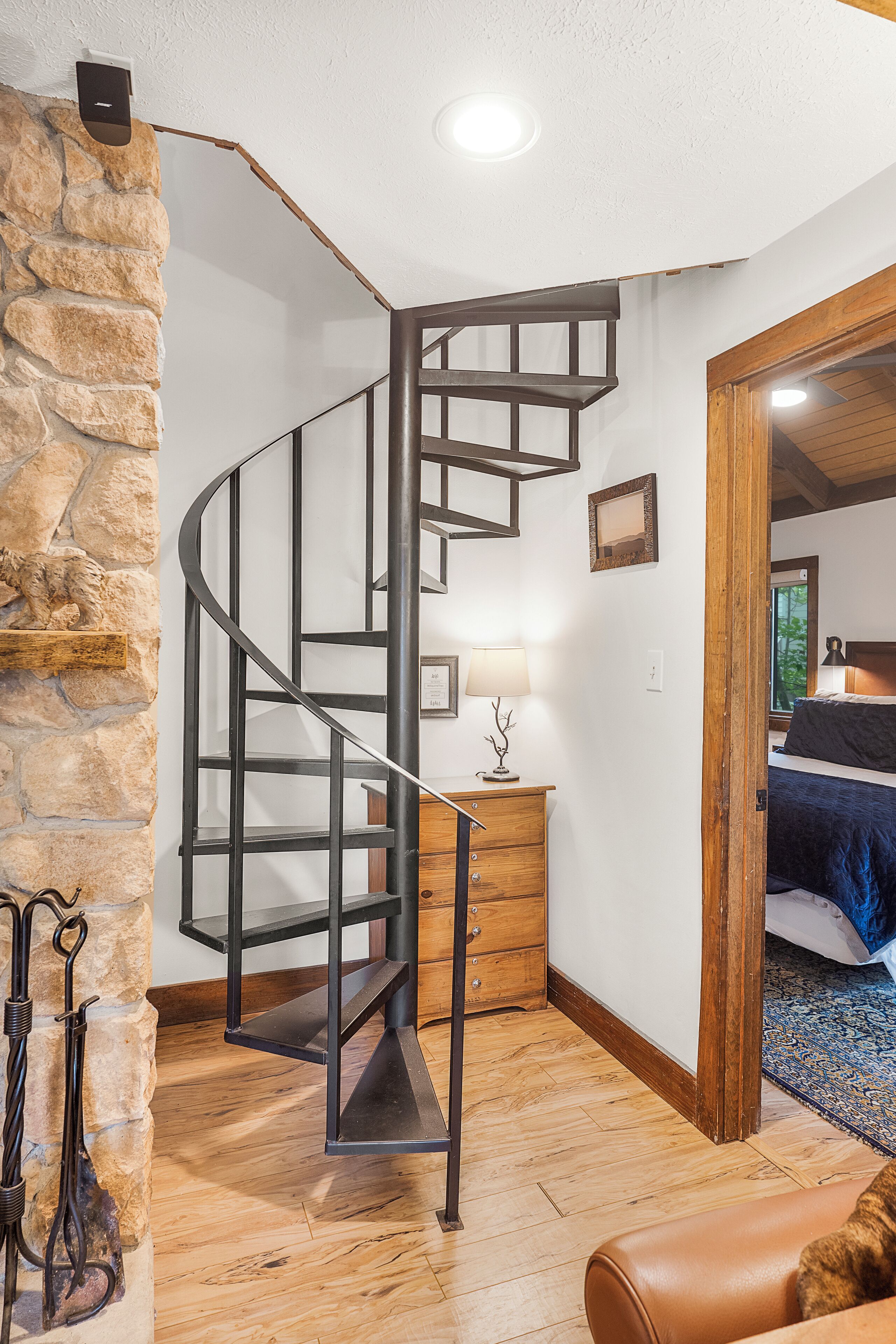 3 habitaciones, escritorio y tabla de planchar con plancha 