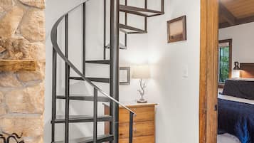 3 habitaciones, escritorio y tabla de planchar con plancha