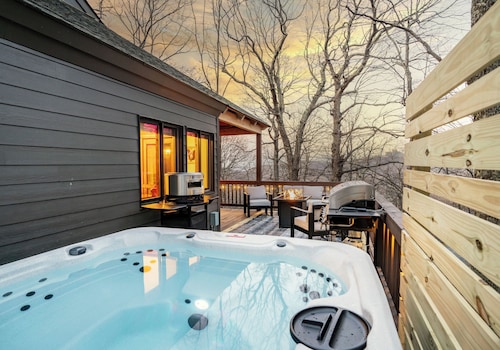 Modern Luxe Treetop Retreat-Hot Tub, Gas Fire Pit, Steps to Ski! Guest Favorite!