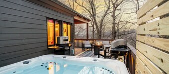 Modern Luxe Treetop Retreat-Hot Tub, Gas Fire Pit, Steps to Ski! Guest Favorite!