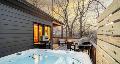 Modern Luxe Treetop Retreat-Hot Tub, Gas Fire Pit, Steps to Ski! Guest Favorite!