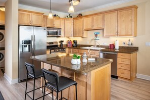 Coffee/tea maker, fridge, microwave, oven - Flying Kites Condo, Ocean Views, Pool & Hot Tub (Lincoln City)
