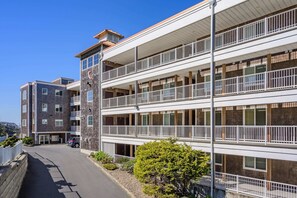 Exterior - Oceanfront, Hot Tub, Onsite Pool - Pacific Pearl (Lincoln City)