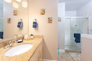 Bathtub, hair dryer, towels - Oceanfront, Hot Tub, Onsite Pool - Pacific Pearl (Lincoln City)