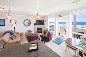Flat-screen TV, fireplace, offices - Oceanfront, Hot Tub, Onsite Pool - Pacific Pearl (Lincoln City)