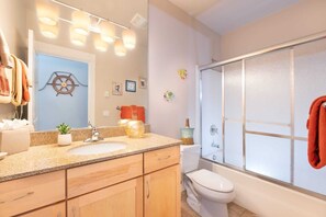 Bathtub, hair dryer, towels, shampoo - Pacific Pearl Condo, Hot Tub & Panoramic Views (Lincoln City)