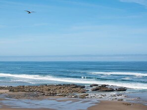 On the beach - Oceanfront, Hot Tub, Onsite Pool - Pacific Pearl (Lincoln City)