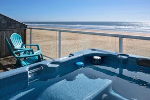 Outdoor spa tub - Waterfront condo w/ hot tub & beach access (Lincoln City)