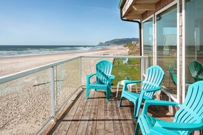 Property grounds - Waterfront condo w/ hot tub & beach access (Lincoln City)
