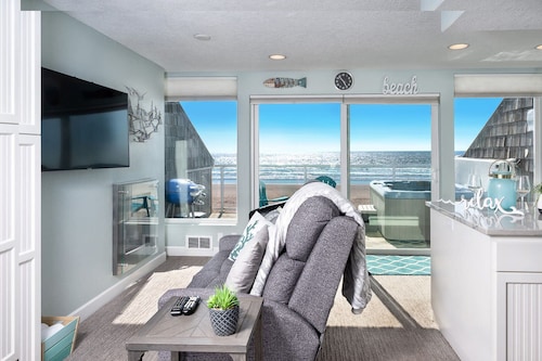 Oceanfront studio w/ hot tub & beach access