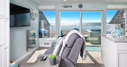 Oceanfront studio w/ hot tub & beach access