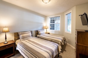 3 bedrooms, iron/ironing board, WiFi, bed sheets - Oceanfront & Whale Watching - Coastal Breakers (Depoe Bay)