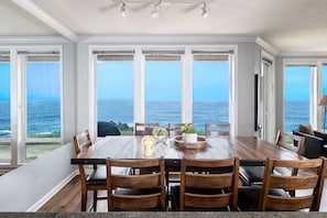 Dining - Oceanfront & Whale Watching - Coastal Breakers (Depoe Bay)