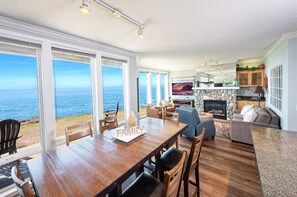 Interior - Oceanfront & Whale Watching - Coastal Breakers (Depoe Bay)
