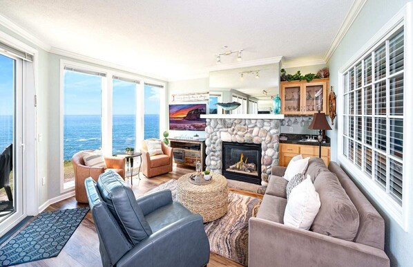 TV, fireplace, stereo, offices - Oceanfront & Whale Watching - Coastal Breakers (Depoe Bay)