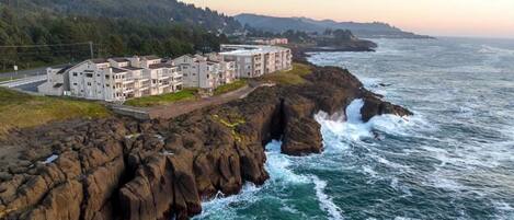 Ein Hotel an der Küste mit mehreren Etagen, gelegen auf einer felsigen Klippe mit Blick auf den Ozean.