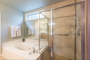 Bañera, secador de pelo y toallas