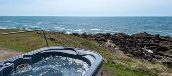 Oceanfront, Whales & Hot Tub - The Pointe