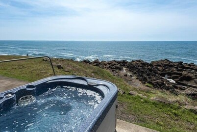 Oceanfront, Whales & Hot Tub - The Pointe