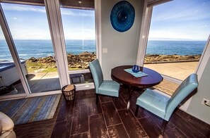 Dining - Oceanfront, Whales & Hot Tub - The Pointe (Depoe Bay)