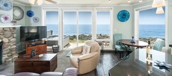 Seaside condo w/ hot tub & fireplace