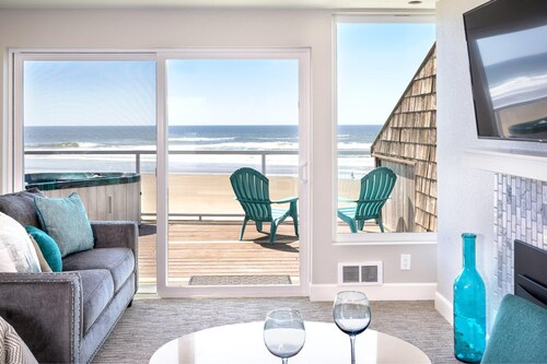 Oceanfront studio w/ hot tub & beach access