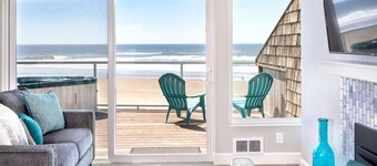 Oceanfront studio w/ hot tub & beach access