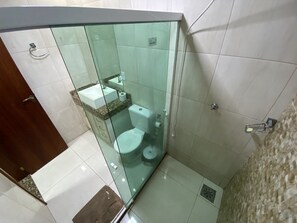 Shower, towels, soap, toilet paper - @_theferias // Luxury Suites with Shared Kitchen (Cabo Frio)