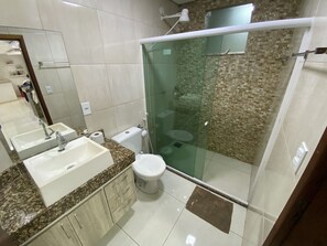 Shower, towels, soap, toilet paper - @_theferias // Luxury Suites with Shared Kitchen (Cabo Frio)