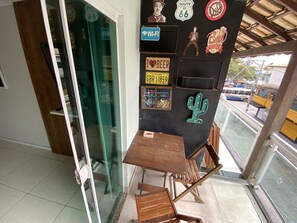 Outdoor dining - @_theferias // Luxury Suites with Shared Kitchen (Cabo Frio)