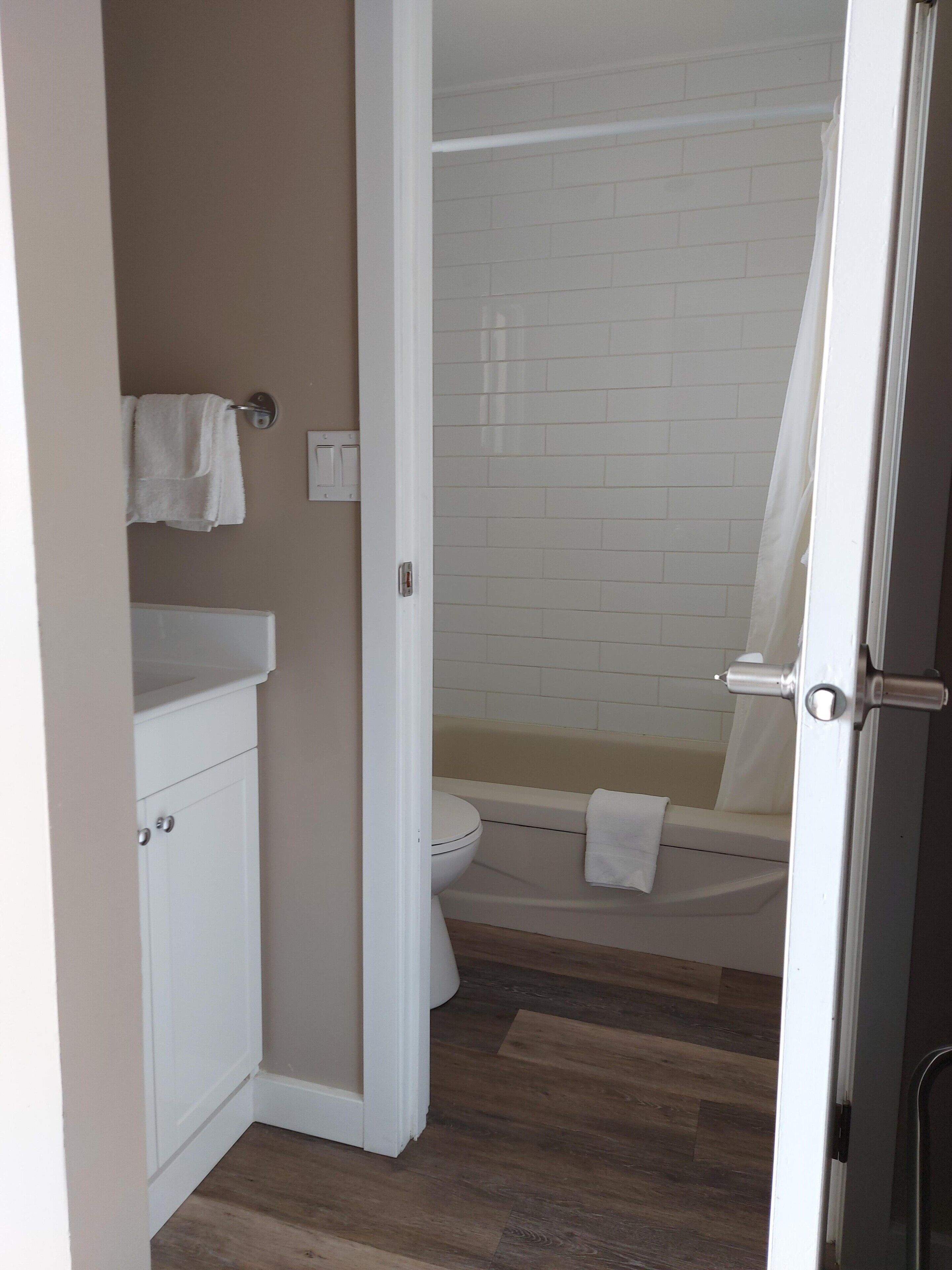 Un baño con inodoro, lavamanos y bañera.