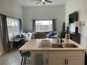 Smart TV, fireplace - Ashe Westshore Bungalow centrally located near lake, sand dunes, golf courses! (Moses Lake)