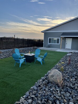 Terrace/patio - Ashe Westshore Bungalow centrally located near lake, sand dunes, golf courses! (Moses Lake)