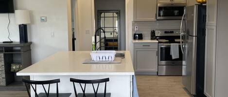 Refrigerador, microondas, horno y parrilla de estufa