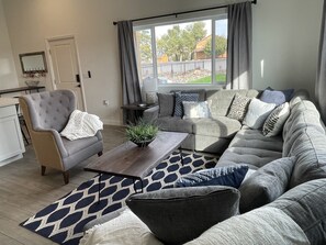 Smart TV, fireplace - Ashe Westshore Bungalow centrally located near lake, sand dunes, golf courses! (Moses Lake)