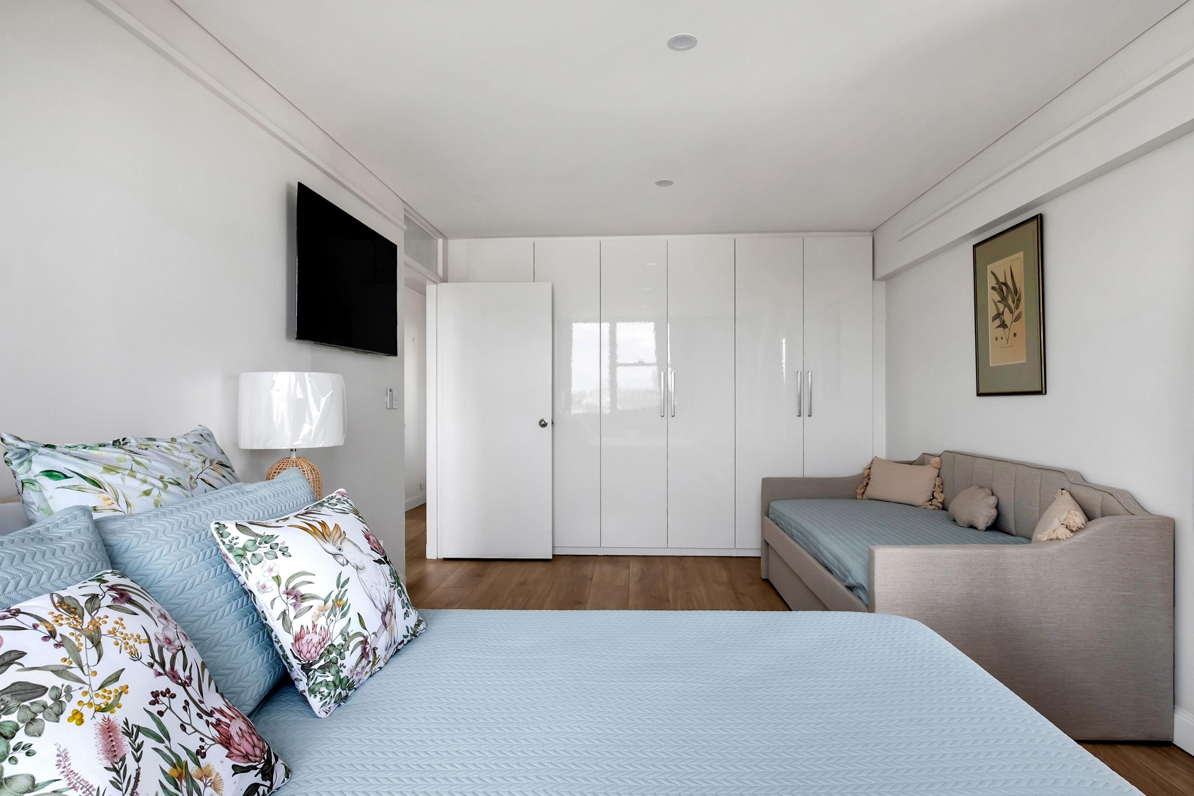 Beachfront Beauty with 270° Views Short Level Walk to Manly — image 19