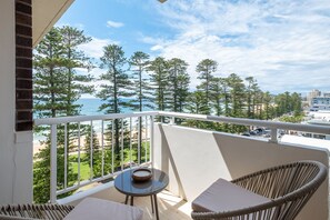 Property grounds - Beachfront Beauty with 270° Views Short Level Walk to Manly (Manly)