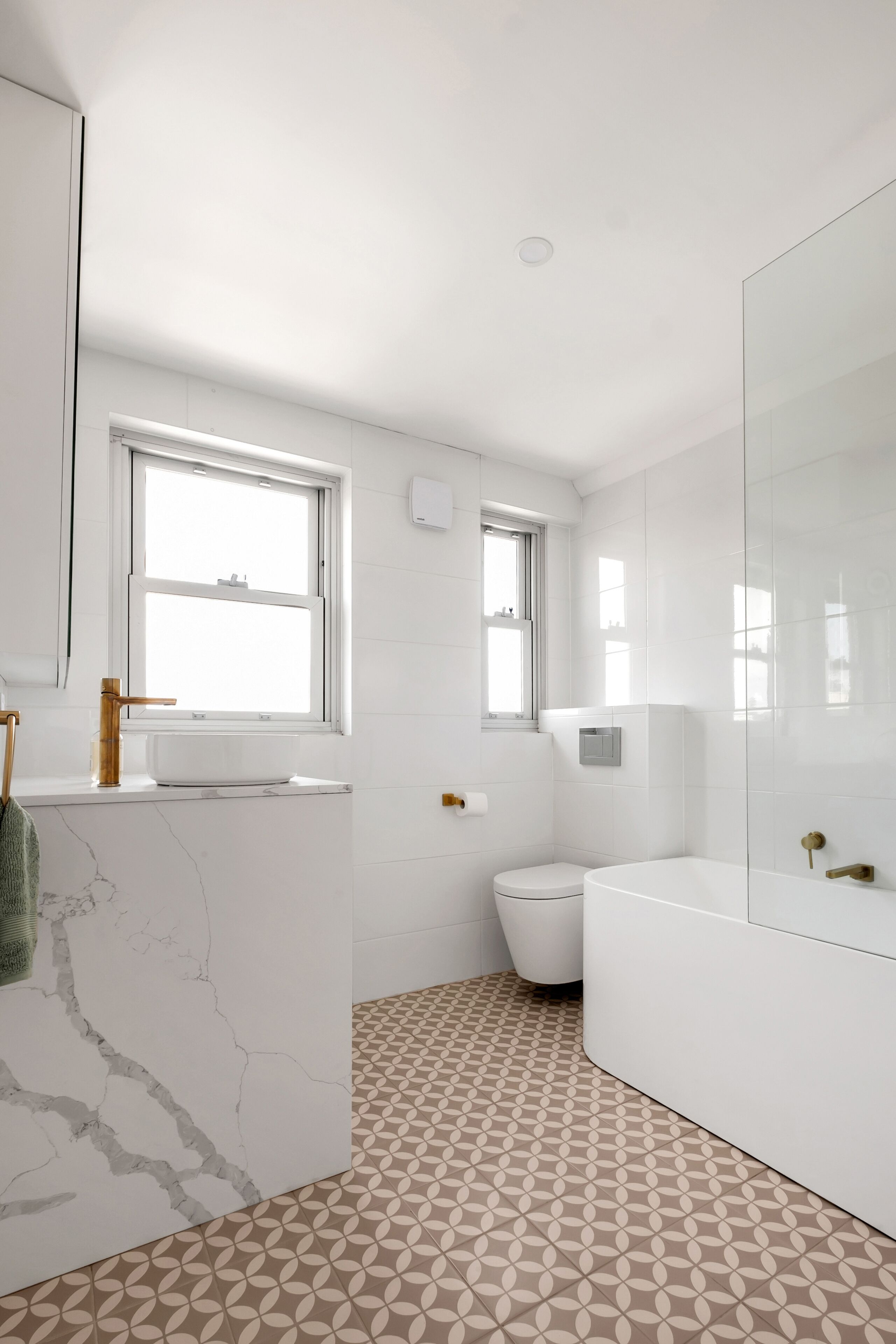 Beachfront Beauty with 270° Views Short Level Walk to Manly — image 20