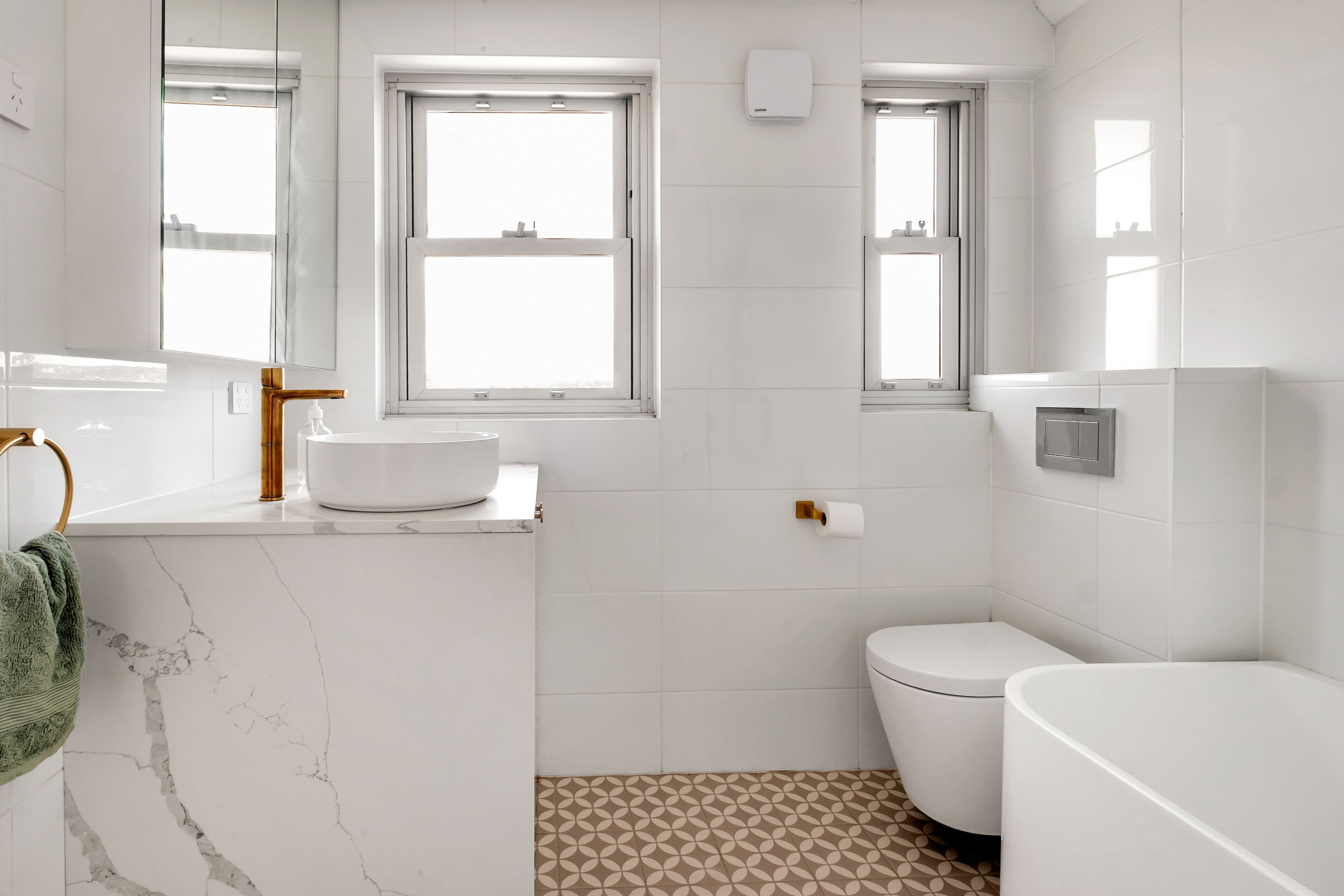 Beachfront Beauty with 270° Views Short Level Walk to Manly — image 25