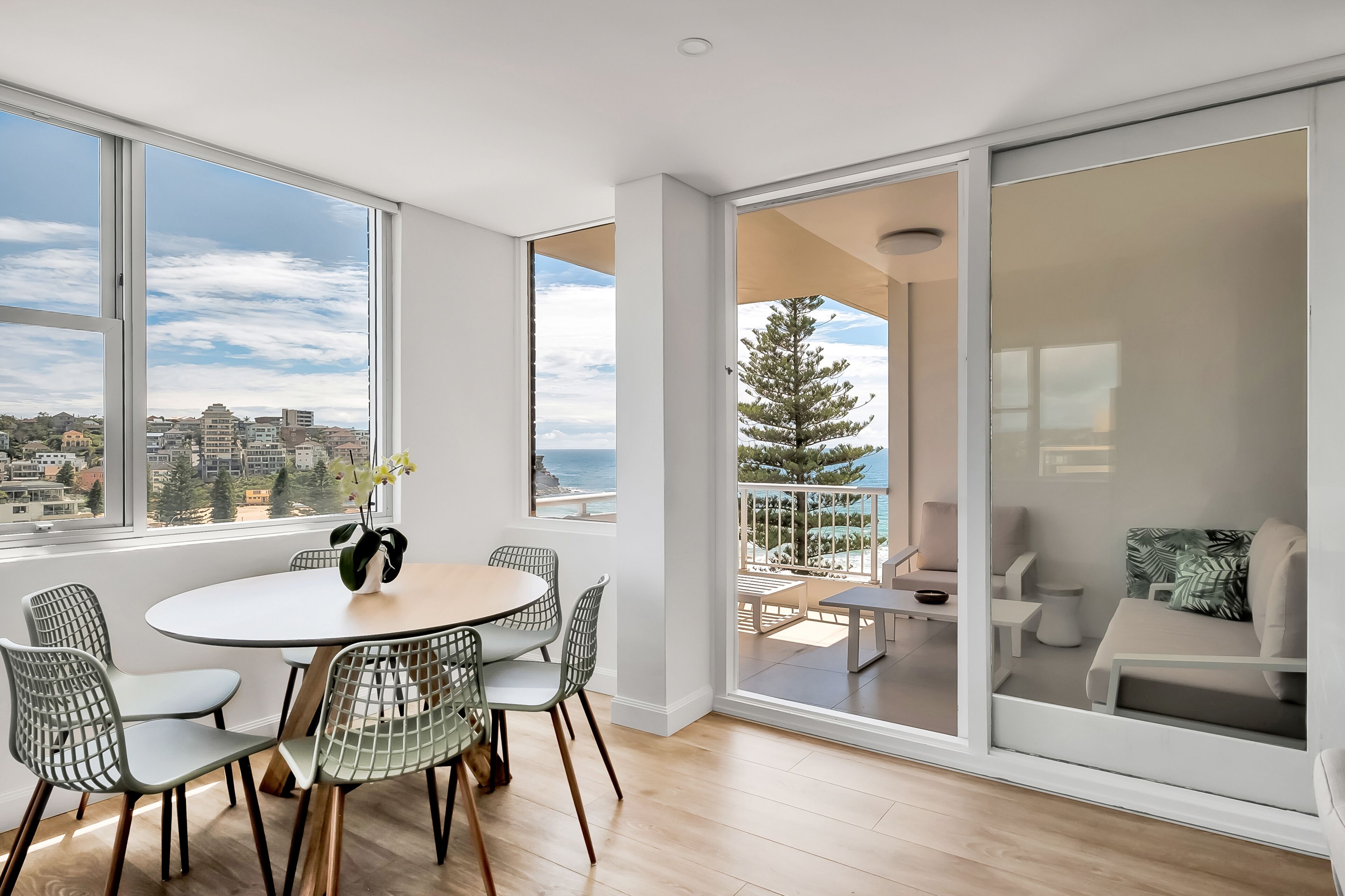 Una Smart TV, una oficina