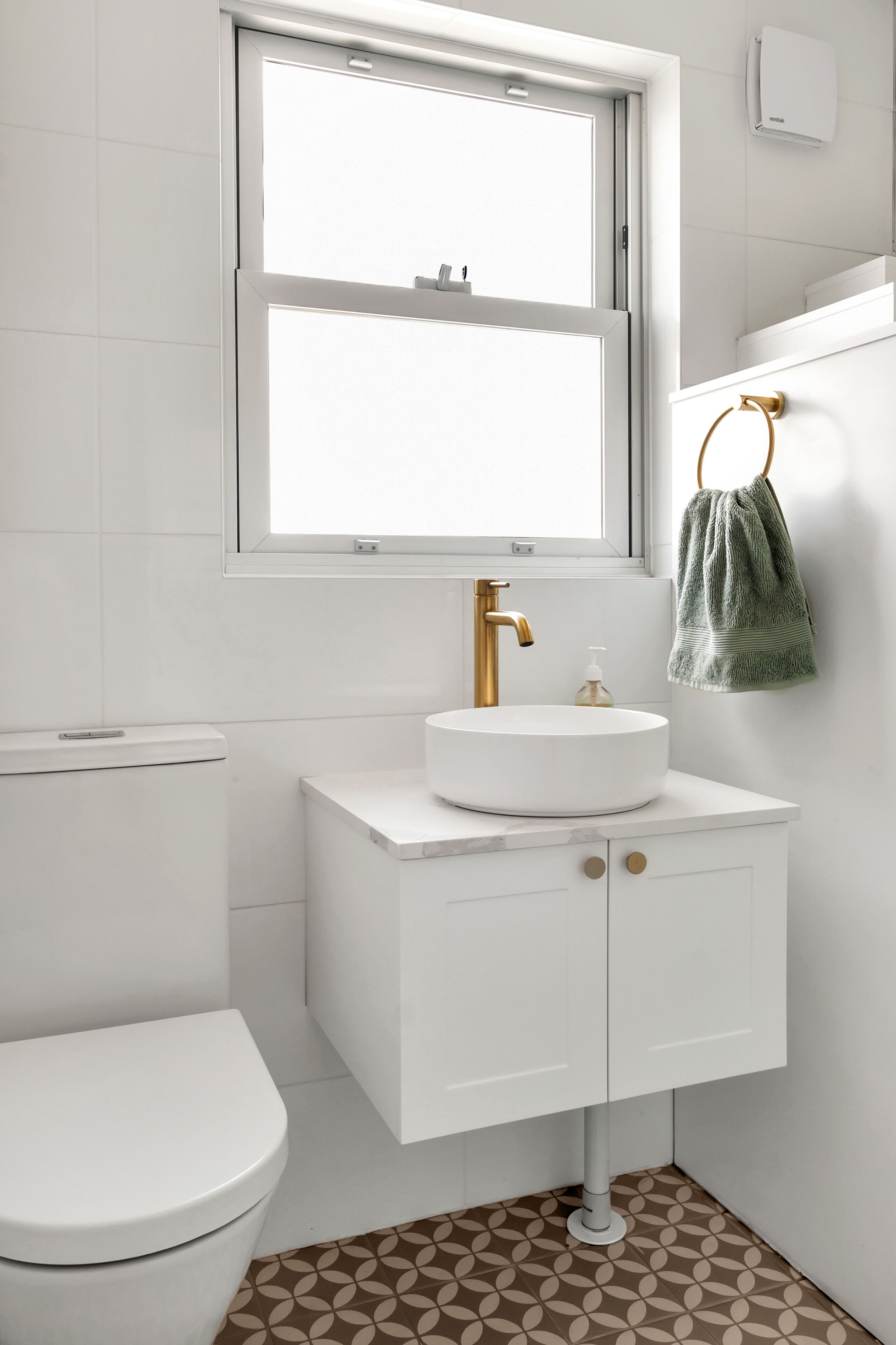 Beachfront Beauty with 270° Views Short Level Walk to Manly — image 29