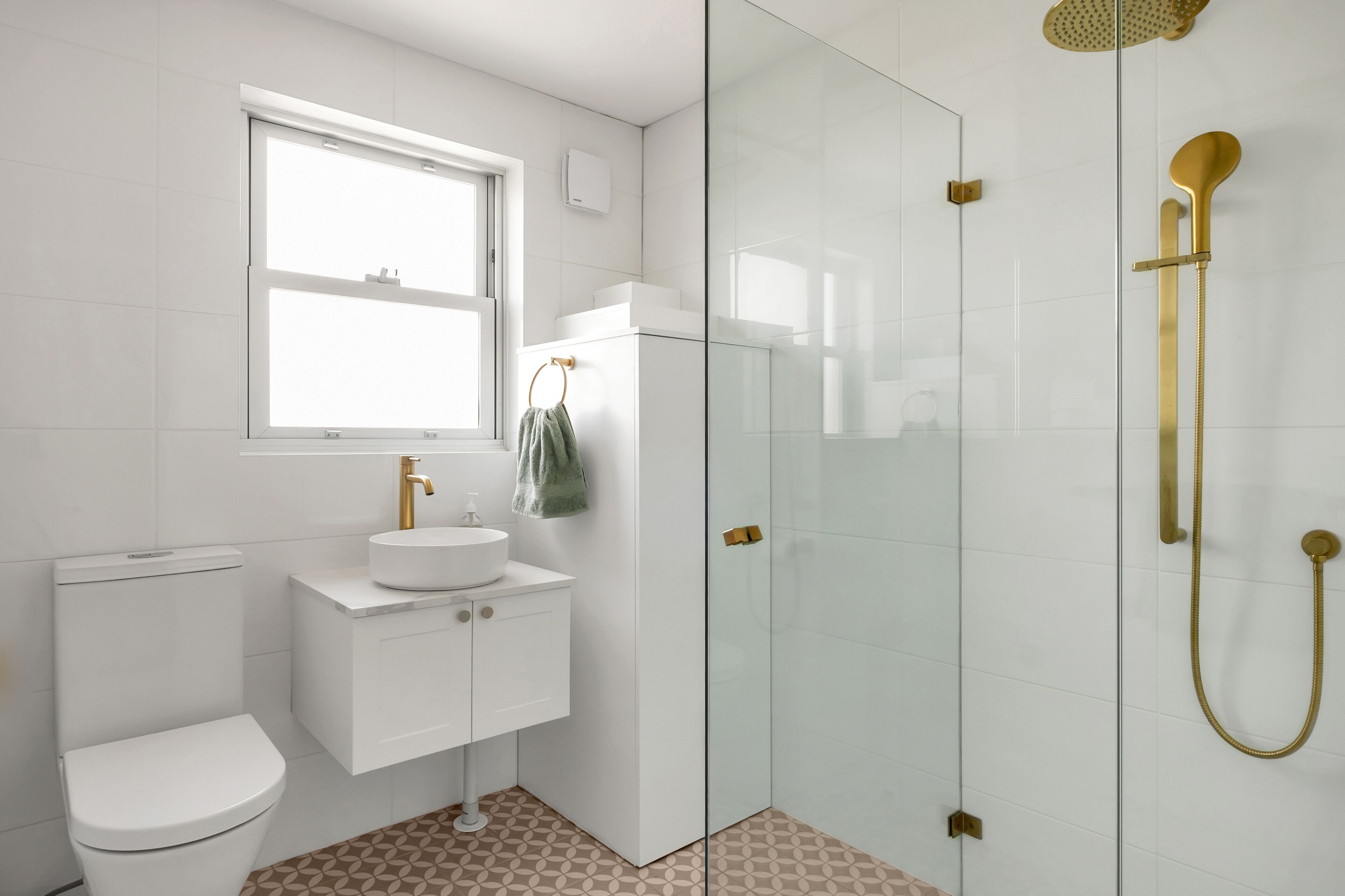 Beachfront Beauty with 270° Views Short Level Walk to Manly — image 28