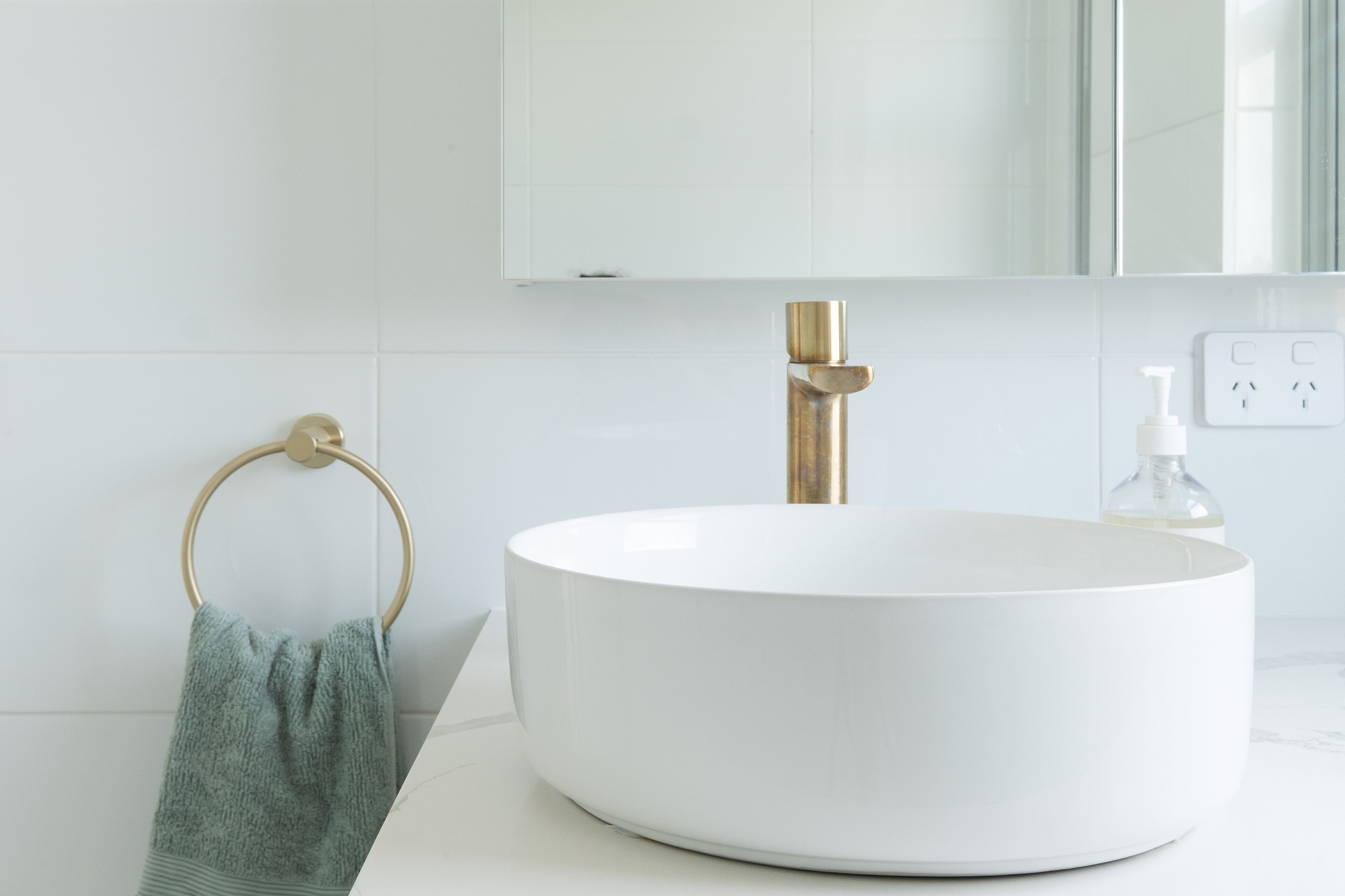 Beachfront Beauty with 270° Views Short Level Walk to Manly — image 26